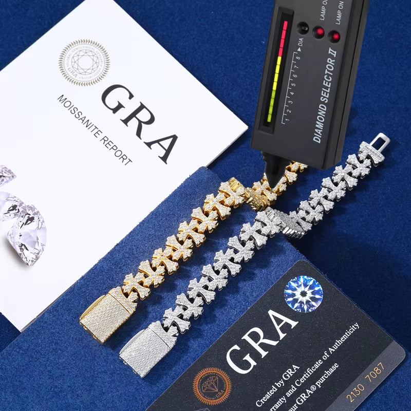 VESPERLAZURAJEWELRY PULSERA CRUZ COMPLETAMENTE CUBIERTA DE MOISANITA JOYERÍA UNISEX  EQUIPADA CON UN CIERRE DE SEGURIDAD OCULTO, ESTA PULSERA BRINDA MAYOR PROTECCIÓN Y TRANQUILIDAD.  ESTILO UNISEX  CON SU DISEÑO UNISEX, ESTA PULSERA ES PERFECTA TANTO PARA HOMBRES COMO PARA MUJERES, SIENDO UNA ADICIÓN VERSÁTIL A CUALQUIER COLECCIÓN DE JOYAS.