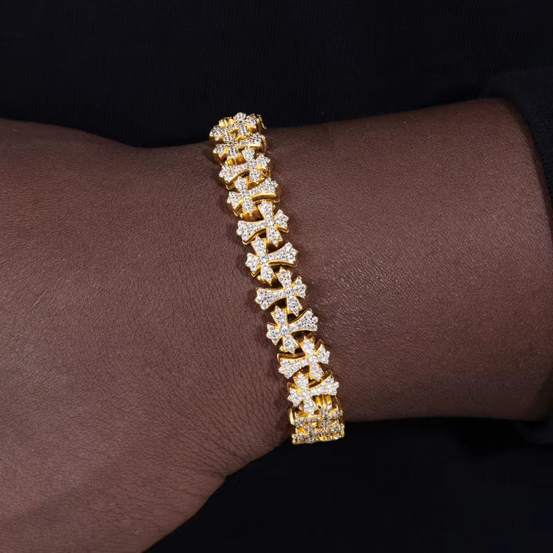 VESPERLAZURAJEWELRY PULSERA CRUZ COMPLETAMENTE CUBIERTA DE MOISANITA JOYERÍA UNISEX  EQUIPADA CON UN CIERRE DE SEGURIDAD OCULTO, ESTA PULSERA BRINDA MAYOR PROTECCIÓN Y TRANQUILIDAD.  ESTILO UNISEX  CON SU DISEÑO UNISEX, ESTA PULSERA ES PERFECTA TANTO PARA HOMBRES COMO PARA MUJERES, SIENDO UNA ADICIÓN VERSÁTIL A CUALQUIER COLECCIÓN DE JOYAS.