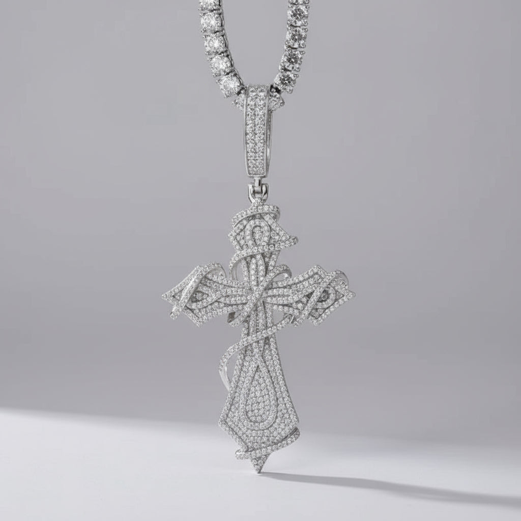COLLAR CON COLGANTE DE CRUZ DE MOISSANITA DE LA MÁS ALTA CALIDAD