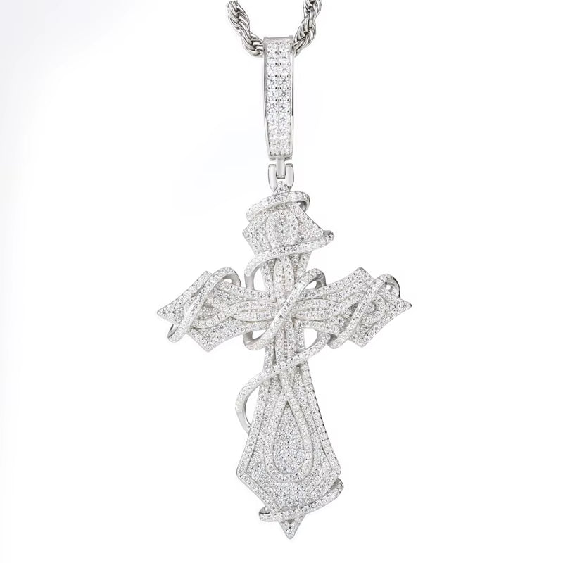 COLLAR CON COLGANTE DE CRUZ DE MOISSANITA DE LA MÁS ALTA CALIDAD