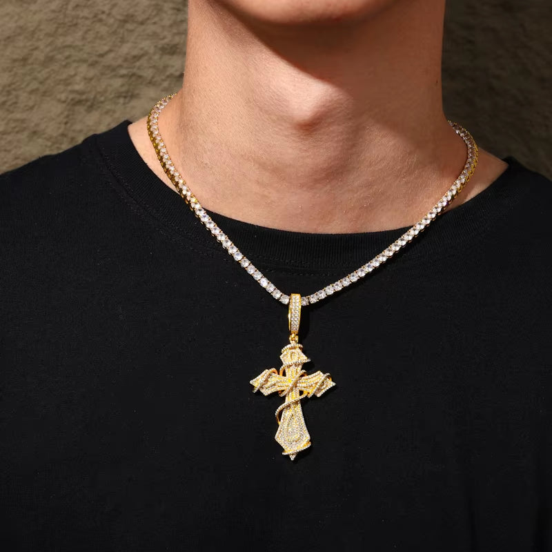 COLLAR CON COLGANTE DE CRUZ DE MOISSANITA DE LA MÁS ALTA CALIDAD